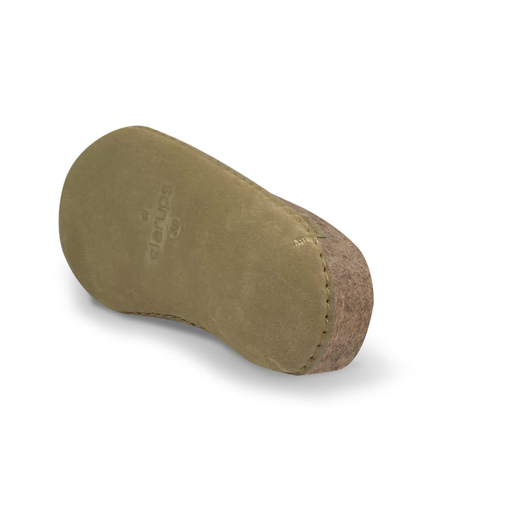 The leather slip-on sand